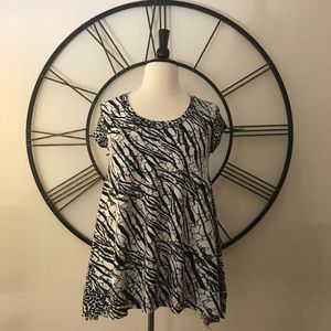 Black/White/Gray Tunic Size L